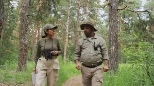 Середній Слід Офіцерів Охорони Навколишнього Середовища Формі Хакі Біноклями Буферами — стокове відео
