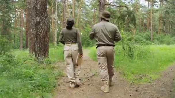 Zwei Männliche Und Weibliche Waldarbeiter Die Sommer Auf Patrouille Durch — Stockvideo