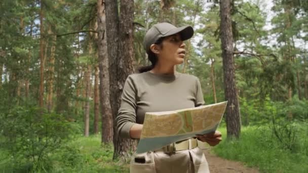 카키색 스웨트 유틸리티 소나무 히스패닉 여자의 컨설팅 표현으로 주위를 — 비디오