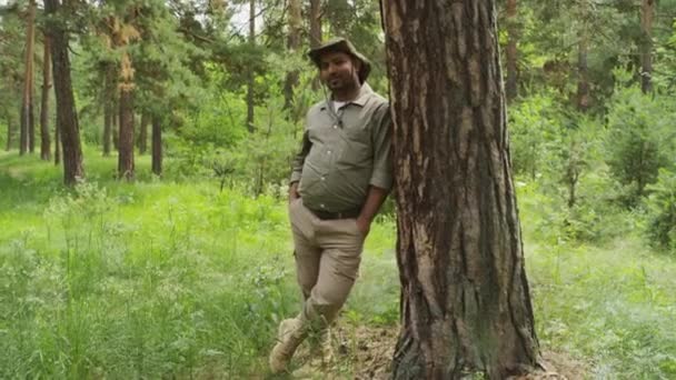 Vollständige Portraitaufnahme Eines Multiethnischen Mannes Khakifarbener Forstwartuniform Und Sonnenhut Der — Stockvideo