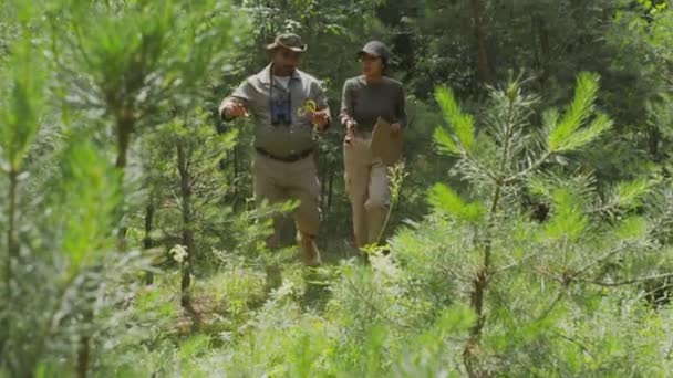 Filmagem Completa Diversos Guardas Florestais Masculinos Femininos Uniformes Cáqui Saindo — Vídeo de Stock