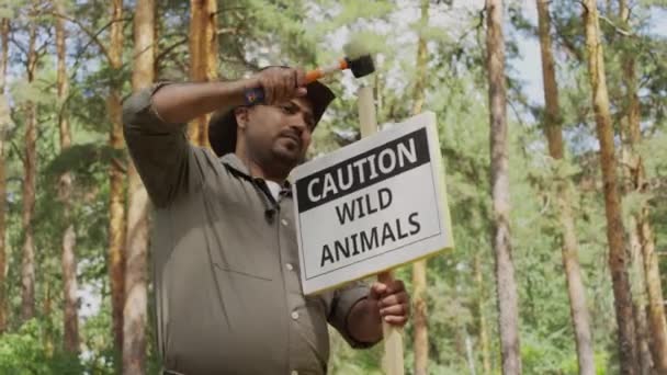 Средний Снимок Двухстороннего Лесного Офицера Предупреждением Предупреждении Диких Животных Анонимная — стоковое видео