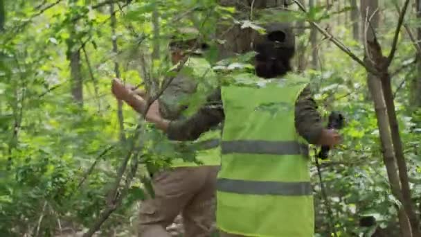 Plně Zadní Následovat Záběr Dvou Samců Samic Lesů Khaki Uniformách — Stock video