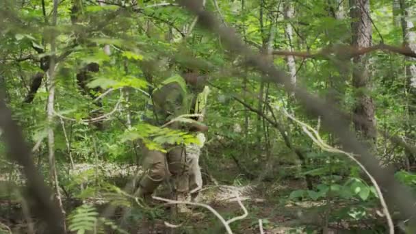 Tembakan Penguncian Penuh Dari Sipir Hutan Laki Laki Dengan Seragam — Stok Video