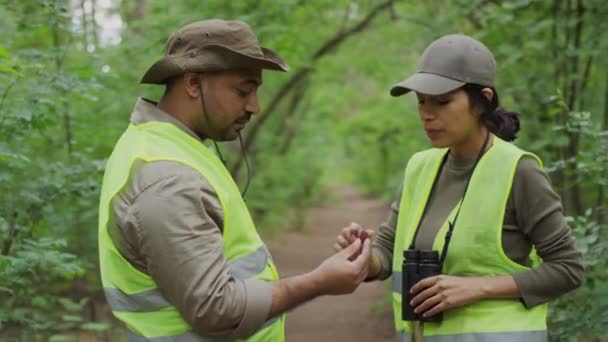 Mittlere Aufnahme Eines Indischen Männlichen Forstwirts Gelber Warnweste Der Sommer — Stockvideo