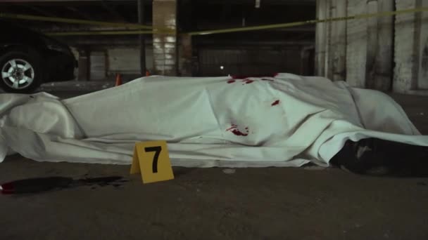 Pełne Zdjęcie Martwego Ciała Ofiary Morderstwa Pokrytego Białym Prześcieradłem Plamami — Wideo stockowe