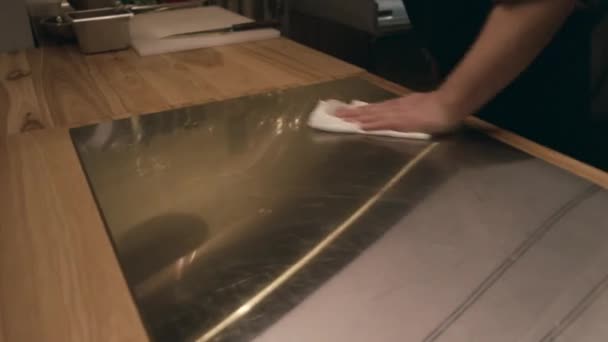 코카서스 요리사의 얼굴과 클로즈업 기울이기 교대와 천으로 표면을 부분에 부엌에서 — 비디오