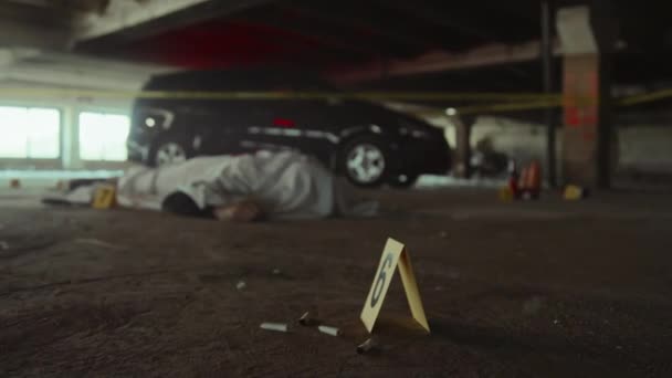 Cinayet Mahallinin Tam Seçici Odak Noktası Beyaz Çarşafın Altındaki Kurbanın — Stok video