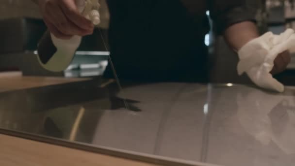 Close Tiro Mãos Chef Masculino Irreconhecível Vestido Uniforme Avental Limpeza — Vídeo de Stock