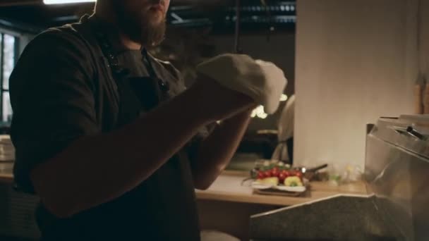 Tiro Medio Joven Experto Chef Caucásico Estirando Masa Pizza Lanzándola — Vídeos de Stock