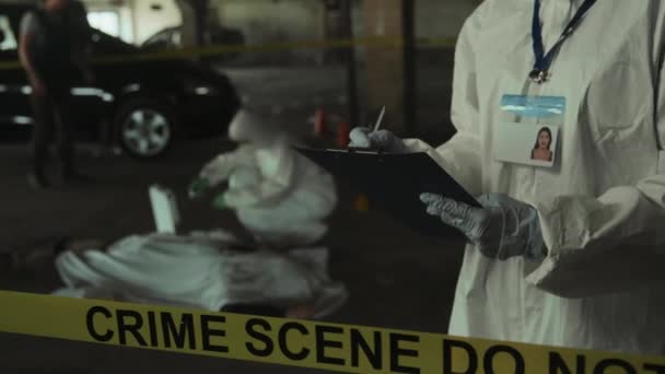 Tembakan Jarak Dekat Menengah Tangan Dan Tubuh Ahli Forensik Anonim — Stok Video