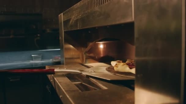 Kimliği Belirsiz Bir Aşçının Fırında Yıldız Şeklinde Pizza Pişirirken Metal — Stok video