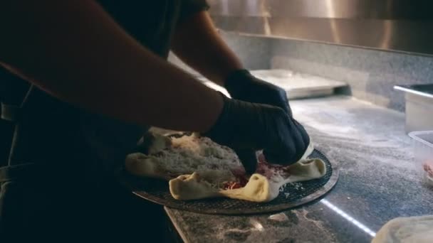 Gros Plan Des Mains Chef Masculin Méconnaissable Uniforme Noir Tablier — Video