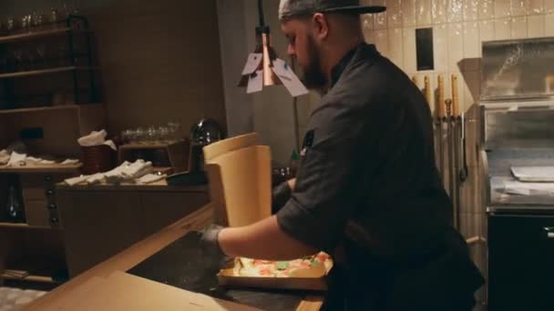 Colpo Medio Giovane Chef Caucasico Occupato Uniforme Nera Grembiule Guanti — Video Stock