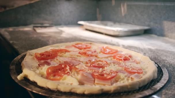 레스토랑 부엌에서 스크린 요리사에 만들어지고 피자의 클로즈업 트레이에 토마토와 그리고 — 비디오