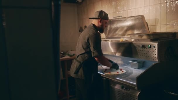 Chef Masculino Caucásico Haciendo Pizza Solo Cocina Restaurante Oscura Azulejada — Vídeos de Stock