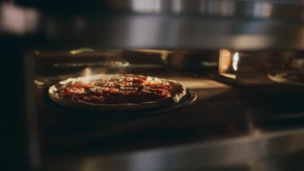 Крупним Планом Знімок Піци Запікається Кам Яній Плиті Професійній Гарячій — стокове відео