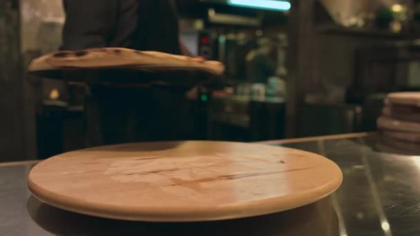 Selektive Nahaufnahme Von Anonymen Männlichen Köchen Die Der Restaurantküche Unscharfen — Stockvideo