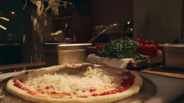 Zbliżenie Podstawy Pizzy Tacce Siatki Stole Roboczym Kuchni Restauracyjnej Ręka — Wideo stockowe