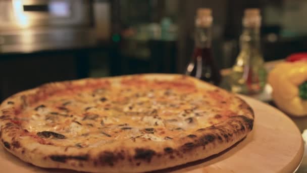 Primer Plano Enfoque Rack Tostadas Setas Recién Horneadas Pizza Queso — Vídeos de Stock