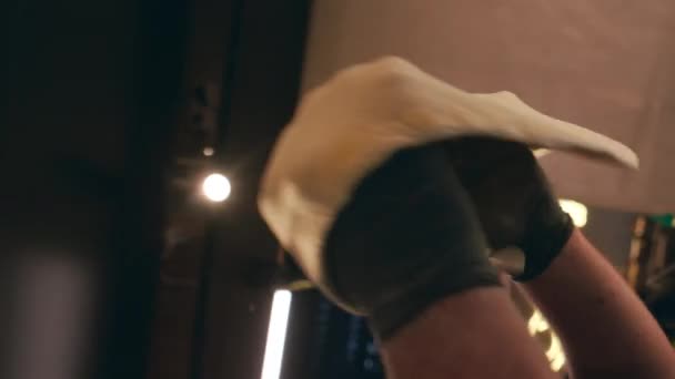 Zbliżenie Pionowe Ujęcie Rąk Anonimowego Szefa Pizzy Czarnych Rękawiczkach Rozciągających — Wideo stockowe