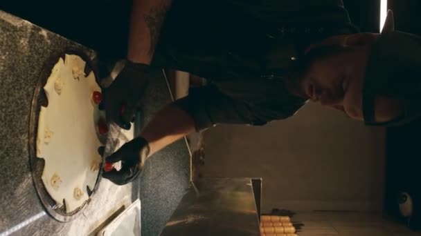 Medium Verticaal Shot Van Blanke Mannelijke Chef Kok Zwart Uniform — Stockvideo
