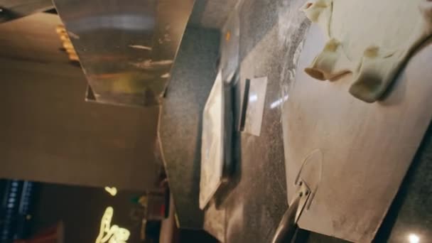 Крупним Планом Вертикальний Знімок Зовнішнього Шеф Кухаря Збирає Спеціальну Піцерійну — стокове відео