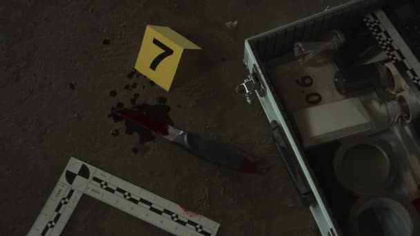 Верхній Панорамний Знімок Ножа Плями Крові Лінійка Масштабів Маркер Судово — стокове відео