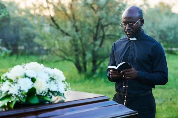 Afroamerikansk Pastor Med Öppen Bibeln Utför Begravning Kyrkogården Medan Står — Stockfoto