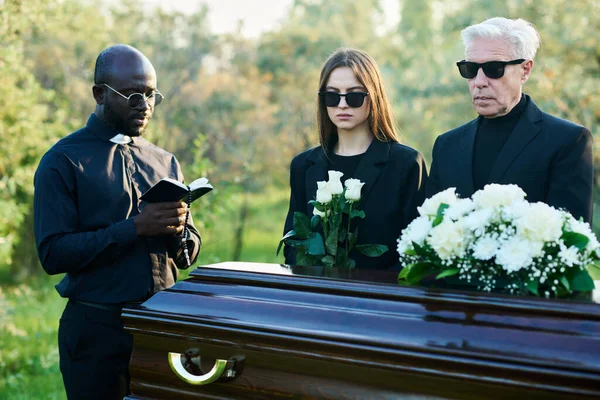Mature Man Young Woman Mourning Clothes Sunglasses Standing Coffin While — Stock Photo, Image