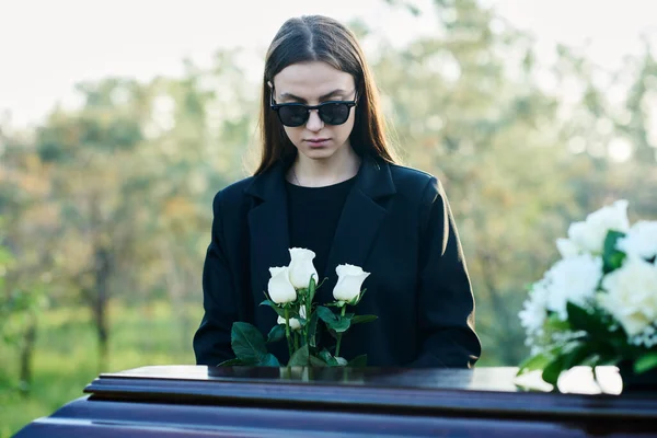 Young Widow Bunch Fresh White Roses Standing Coffin Closed Lid — Stock Photo, Image