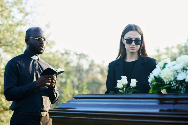 Young Inconsolable Widow Mourning Attire Sunglasses Holding Bunch White Roses — Stock Photo, Image