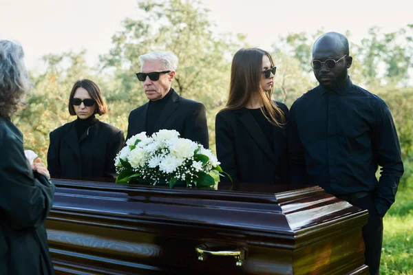Young Woman Standing Her Grieving Husband Mourning Clothes Funeral Relative — Stock Photo, Image