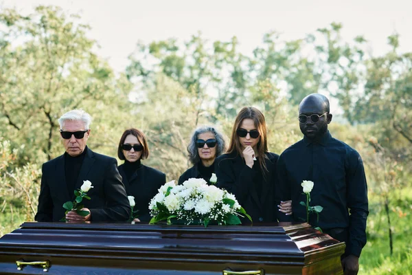 Group Intercultural Grieving People Mourning Attire Sunglasses Holding White Roses — Stock Photo, Image