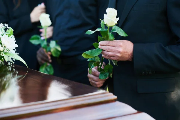在亲朋好友的葬礼上 身穿丧服 手持白玫瑰站在棺材前 盖上盖子的成熟男子的手 — 图库照片