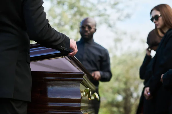 Close Homem Terno Preto Fechando Tampa Caixão Cerimônia Fúnebre Após — Fotografia de Stock