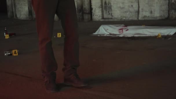 Plano Medio Detective Masculino Caminando Por Escena Del Crimen Garaje — Vídeo de stock