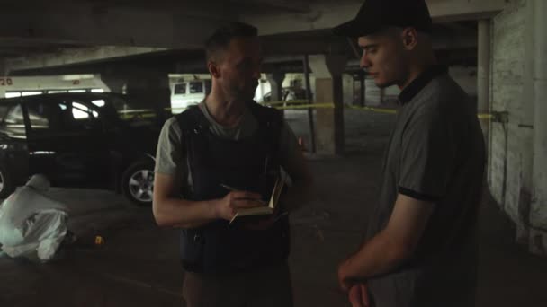 Beyaz Erkek Dedektifin Şehir Olay Yerinde Genç Bir Tanığın Ifadesini — Stok video