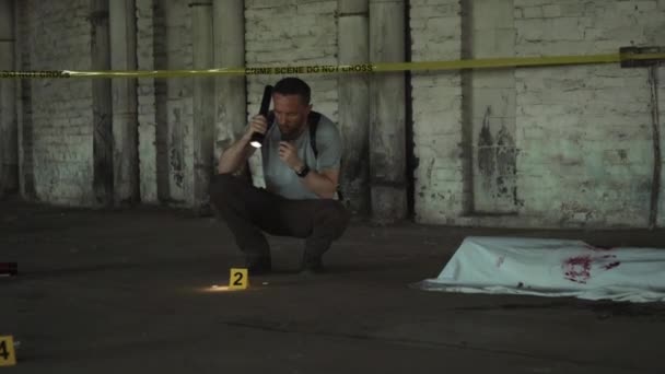 Повний Знімок Чоловічого Детектива Факелом Ходить Навколо Місця Вбивства Розмовляючи — стокове відео