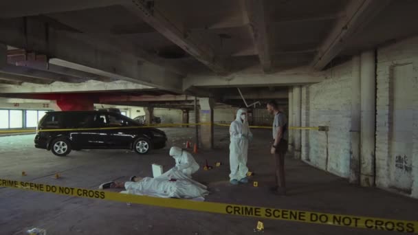 Pełne Ujęcie Policyjnego Zespołu Pracującego Nad Sprawą Morderstwa Męski Detektyw — Wideo stockowe