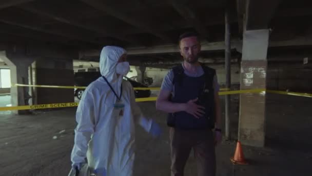 Beyaz Takım Elbiseli Beyaz Erkek Dedektif Adli Tıp Uzmanının Bariyer — Stok video
