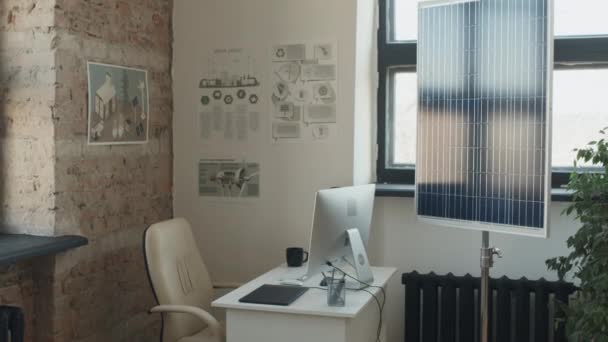Boş Bir Çatı Katı Ofisindeki Bilgisayar Sandalyeyle Güneş Paneli Standında — Stok video