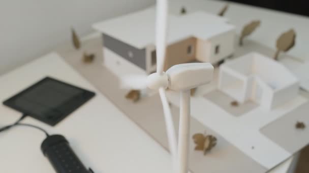 Крупный План Белой Маломасштабной Архитектурной Модели Экологически Устойчивого Дома Столе — стоковое видео