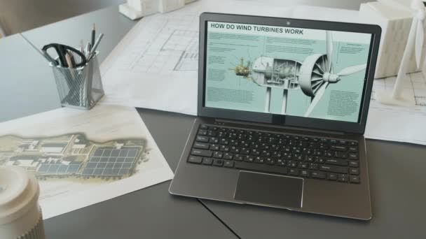 Közelkép Energiahatékony Lakásépítő Cég Építészeti Mérnökeinek Asztaláról Amely Szélturbinás Laptopot — Stock videók