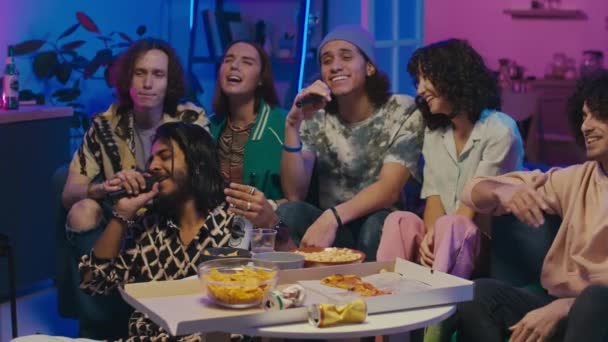 Mediana Toma Dos Jóvenes Estudiantes Masculinos Multirraciales Cantando Canción Karaoke — Vídeos de Stock