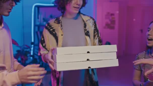Neon Işıklı Partisine Pizza Getiren Arkadaşlarımızın Tezahürat Yapıp Güldüğü Isimsiz — Stok video