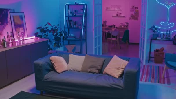 Kompletní Zoom Záběr Prázdného Bytu Modrým Růžovým Neonovým Osvětlením Před — Stock video