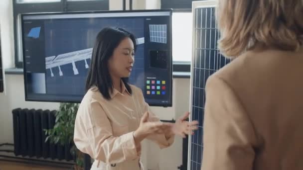 Střední Snímek Přes Rameno Čínské Ženské Inženýrky Diskutující Novém Prototypu — Stock video