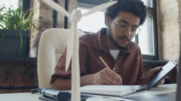 Tiro Arco Médio Jovem Designer Produto Masculino Árabe Sentado Mesa — Vídeo de Stock