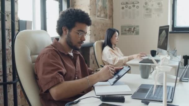 Yenilenebilir Enerji Şirketinde Çift Irklı Erkek Mühendisin Dijital Grafik Tabletine — Stok video